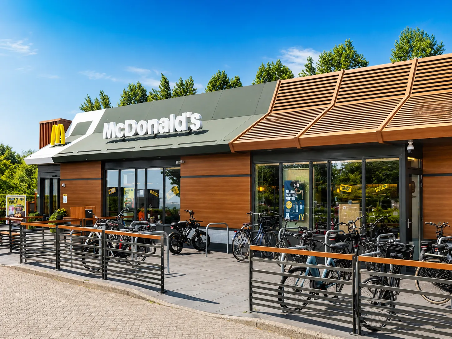 Fastfoodrestaurant met terras en fietsenstalling langs de weg