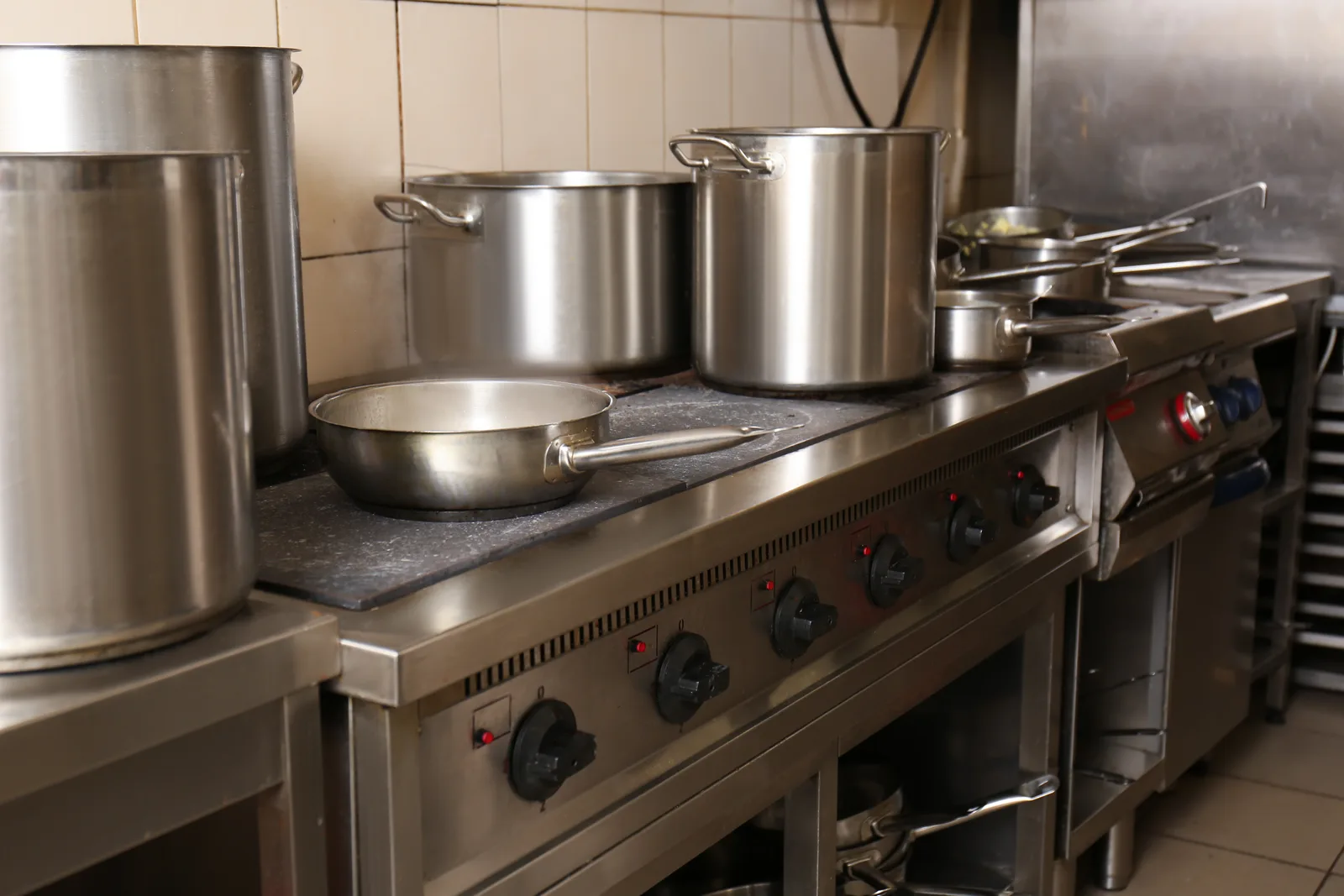 RVS-kooktoestellen in een professionele keuken