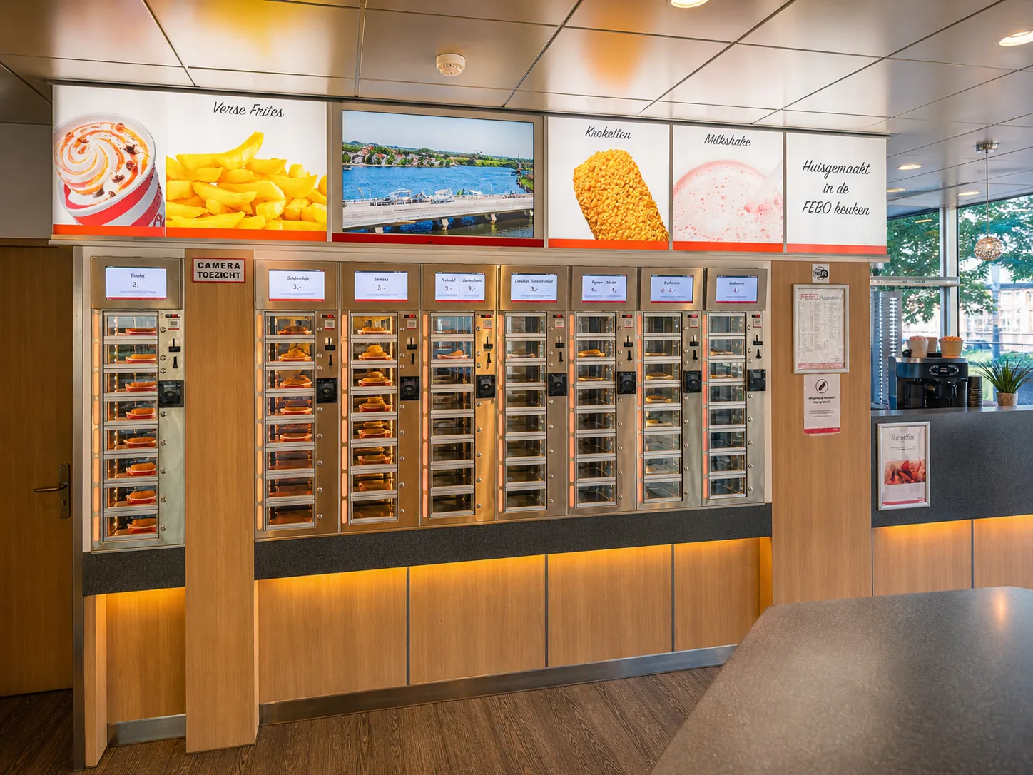 Automatiek met snacks achter glazen deurtjes in een snackbar