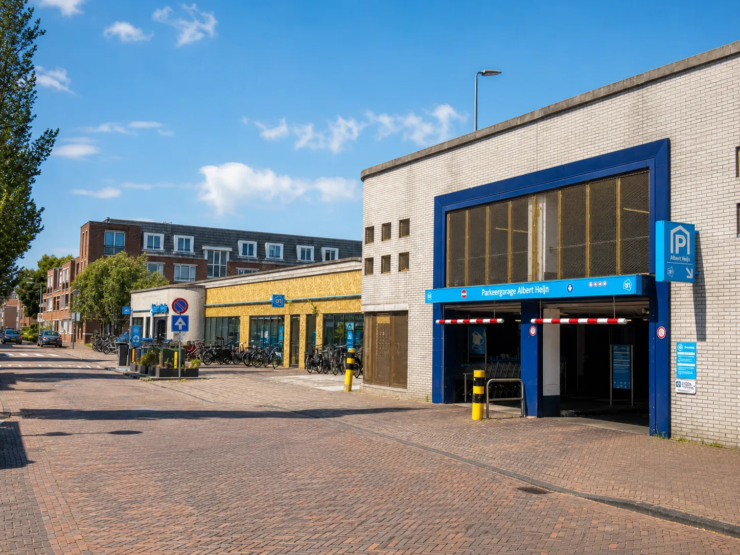 Ingang van een Albert Heijn-supermarkt met parkeergarage