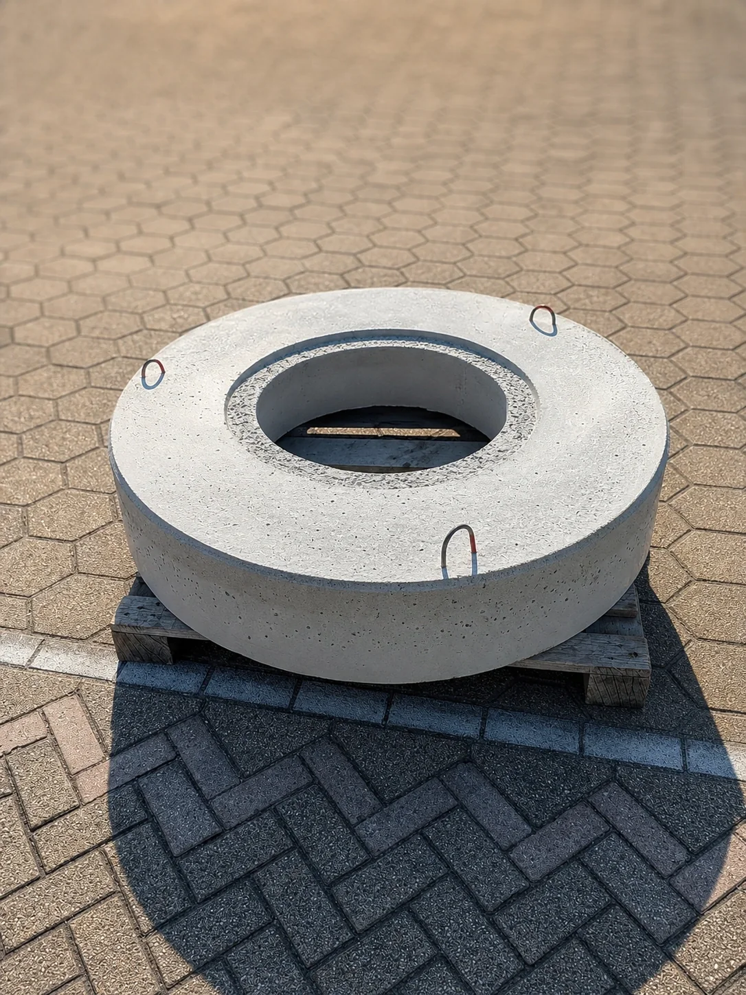 Betonnen afdekplaat met mangat op een pallet
