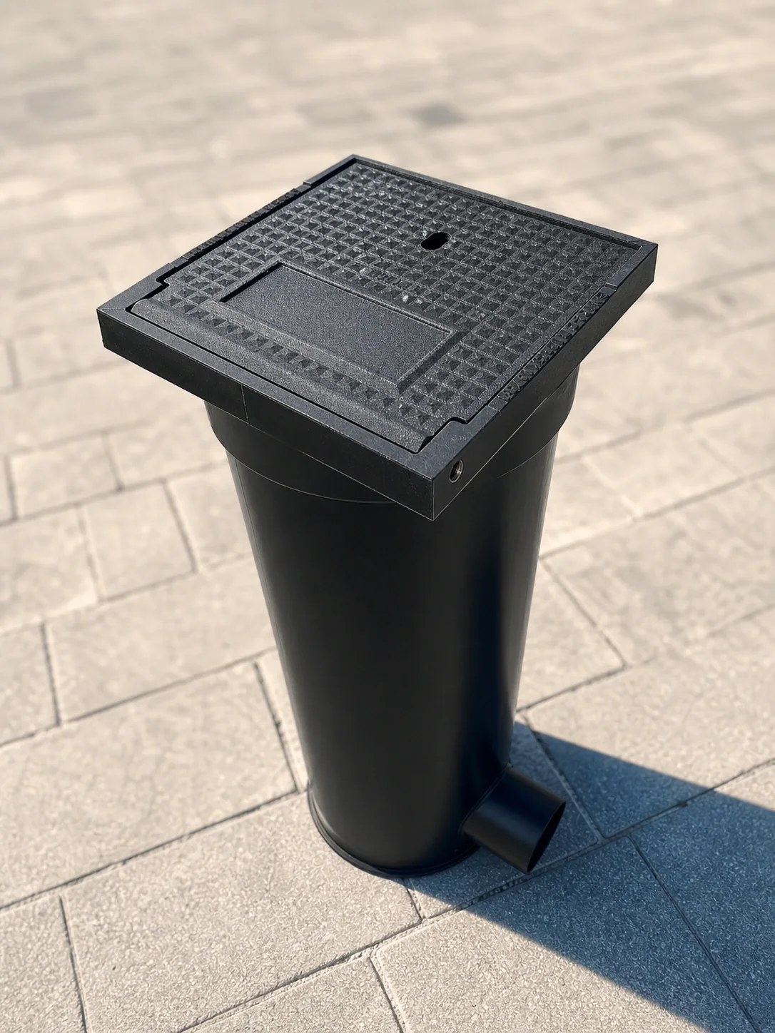 Gietijzeren deksel van een inspectieput in de bestrating
