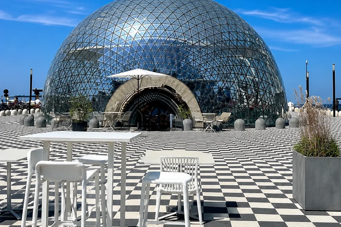 Horecapaviljoen met een ruim terras