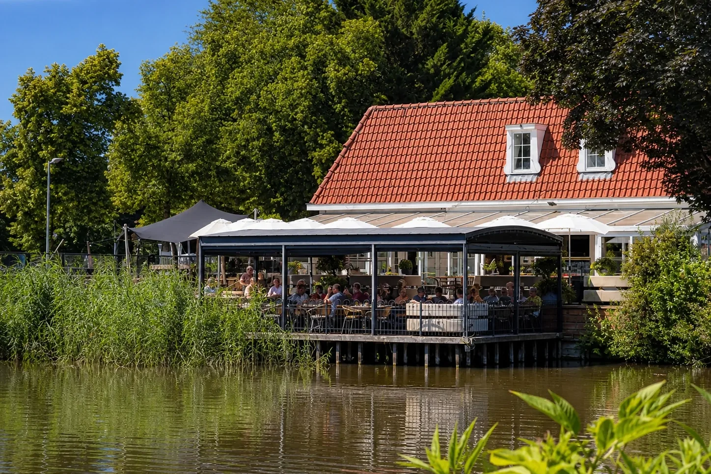 Restaurant met een overdekt terras aan het water