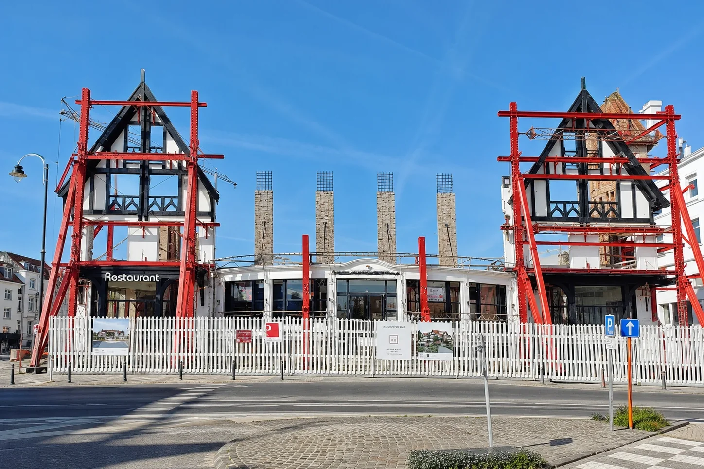 Restaurantpand in de steigers tijdens een verbouwing